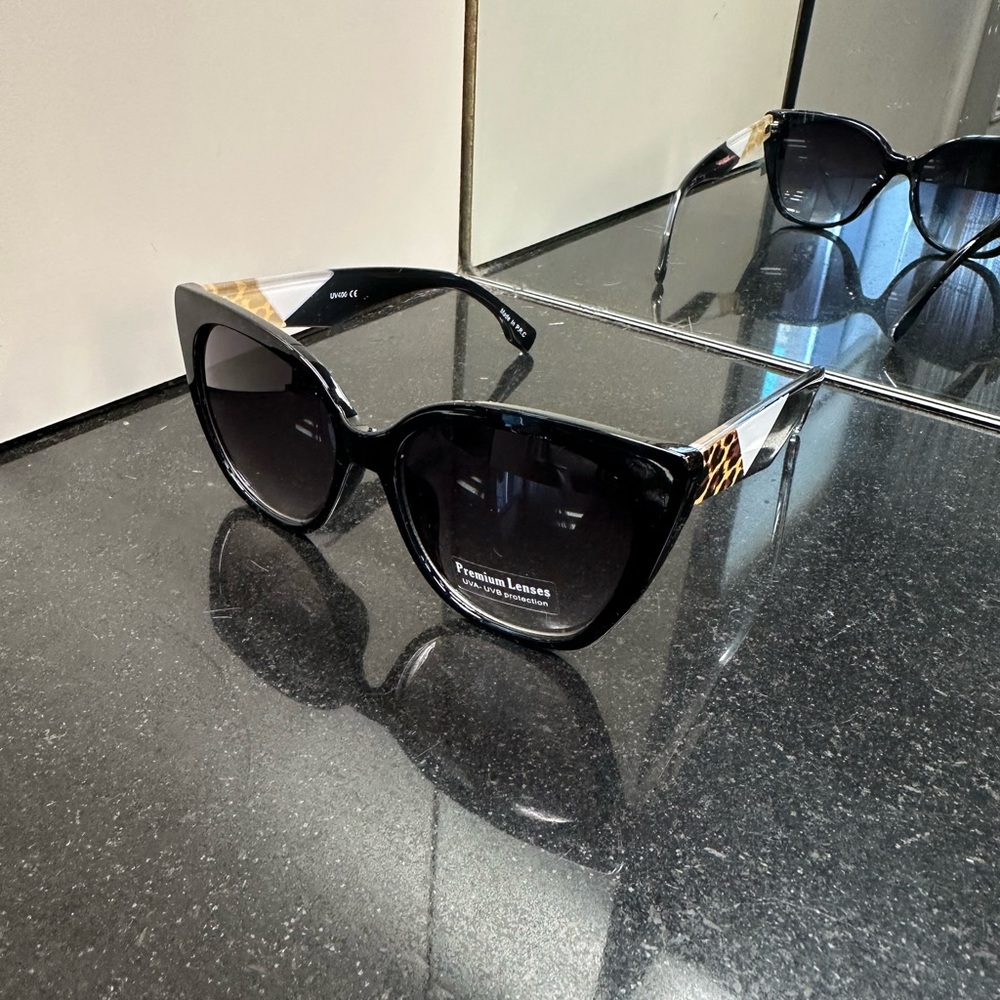 Stylish Black Sunglasses with cheetah Print Accents
